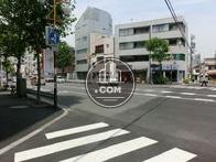 前面の早稲田通りです