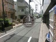 正面入口から見た周辺です