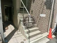 入口の階段です