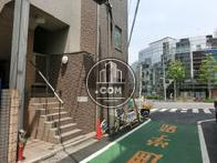 正面入口の前面道路です