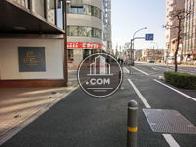 玄関出て左へ進むと八幡通り入口交差点です