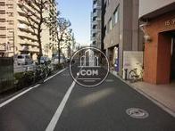 前面の広々とした歩道