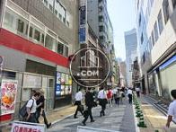 脇道も幅広な道路