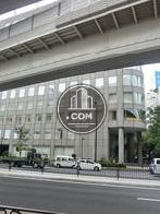 交通量の多い通りに面しています