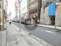 玄関前の舗装された歩道
