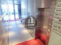 ダウンライトが雰囲気を演出するエントランス内