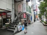 日中は人通りが多いです