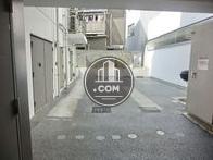 奥に駐車スペースがあります