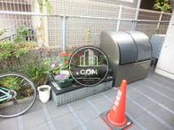 敷地内にゴミ捨て場があります