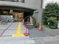 右側が入口です