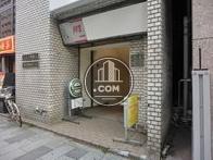 前面、店舗区画への入口です