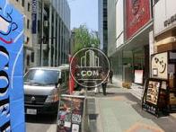 前面の歩道です