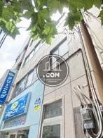 玄関前から見上げた外壁