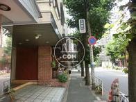 静かな通りに面してます