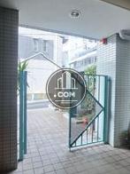 鉄扉の設置された玄関口