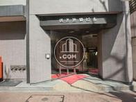 ビル名の表示のあるコンパクトな玄関です