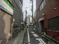 ビル側道、学校がございます
