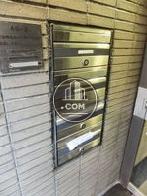 玄関内に配されたポスト
