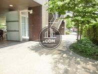 植木が点在する敷地内