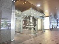 ガラス張りで囲われた玄関口