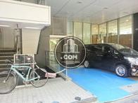 正面玄関は路地側にあります