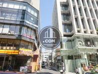 細い路地にも面しています