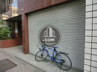 玄関と1階店舗が並んでいます