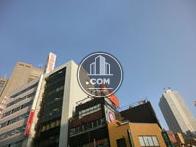 隣地ビルに挟まれています
