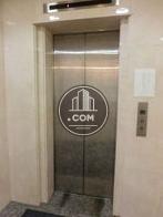 白基調のエントランスに銀ベースのEVが合います