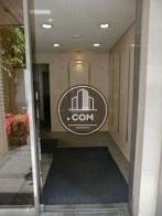 外から見たエントランスの様子