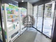 正面玄関風除室には自動販売機があります