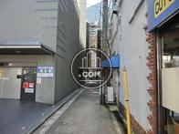 靖国通りから通用口方面への路地です