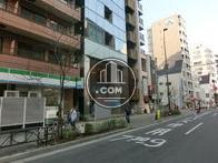 物件隣のビルの1階にコンビニがあるので便利です