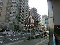 周辺はオフィス街です