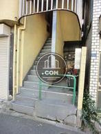 入口から階段となっています