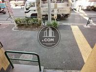 入口から歩道を見た視点