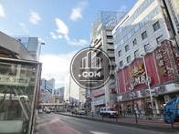 交通量の多い駅前通り