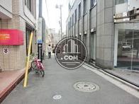 細い路地に面しており、角地の立地となっています