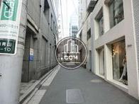 ビルの脇は細い路地になっております