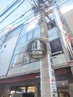 玄関前から見上げた外観です