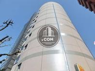 半円型にカーブした側面壁
