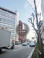 交通量の多い公道沿いに面しています