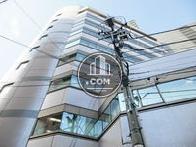 近未来的なニュアンスを感じられる建物