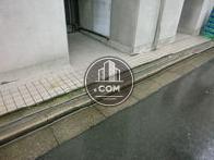 歩道との間に段差があります