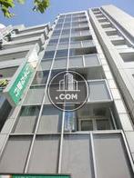 新宿通りに面したオフィスビルです