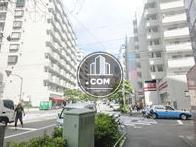 周辺は居住用建物が多く建ち並びます