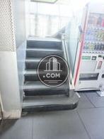 エントランスの奥に外階段があります
