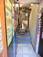 奥へ進むとエレベーターです