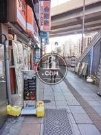 駅前なので人の流れが多いです