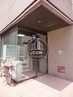 ガラスで囲われた正面玄関